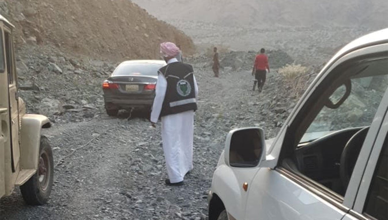 فريق «ساعد» بالمدينة ينقذ أسرة علقت في جبال وعرة 3 أيام
