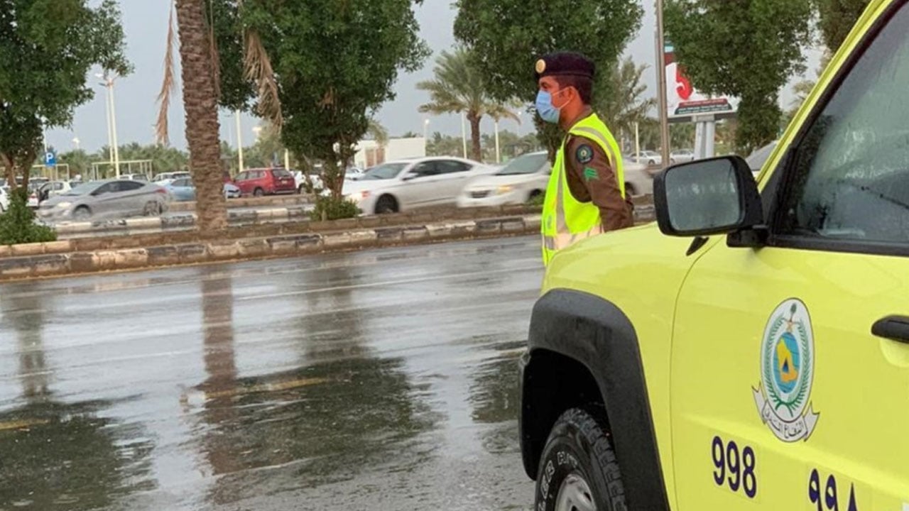 هطول أمطار على حفر الباطن.. والدفاع المدني يهيب بالابتعاد عن مجاري الأودية والسيول