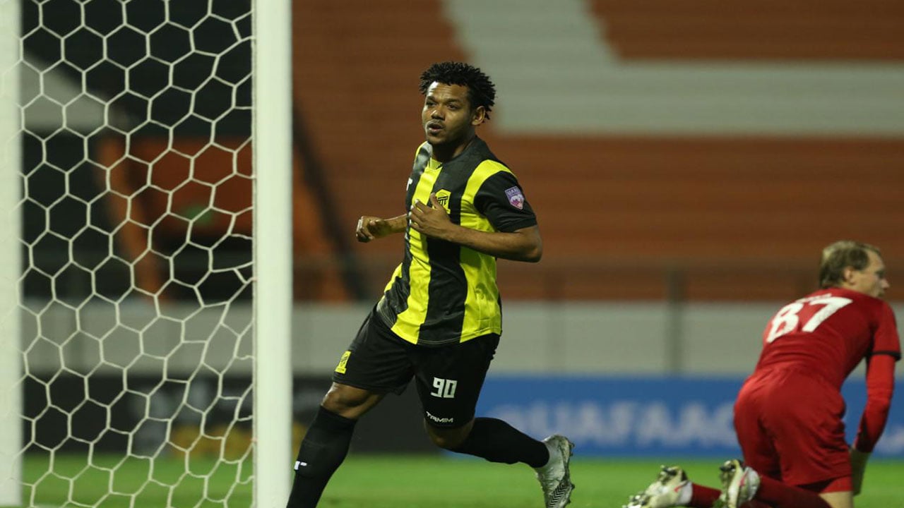 الاتحاد يتقدم على الشباب بهدف رومارينيو في الشوط الأول