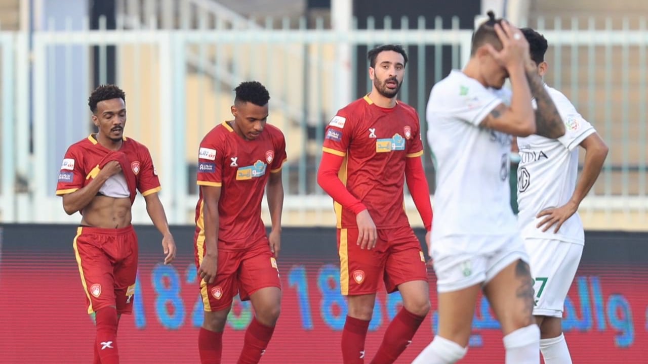 «رأسيات ضمك» تقلب الطاولة على الأهلي بافتتاح الجولة السابعة من دوري المحترفين