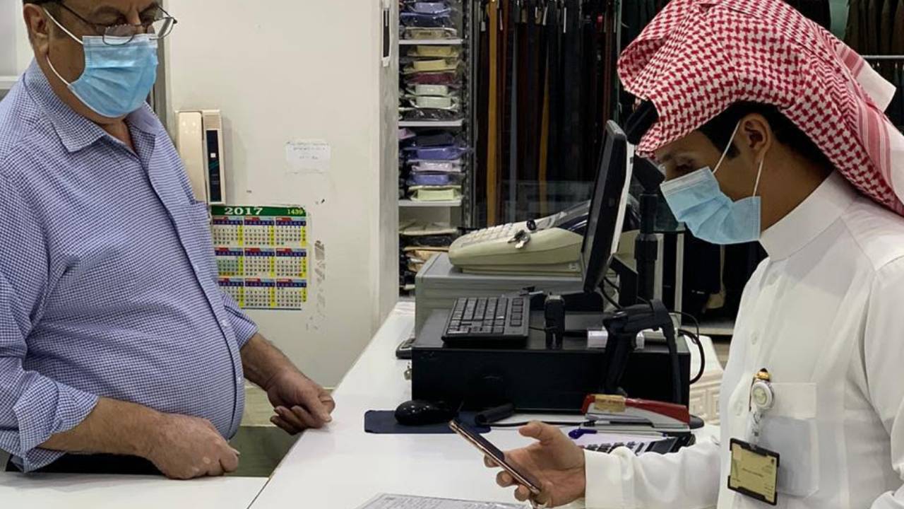 بالصور.. موارد الرياض ينذر 8 منشآت مخالفة بقطاع السيارات