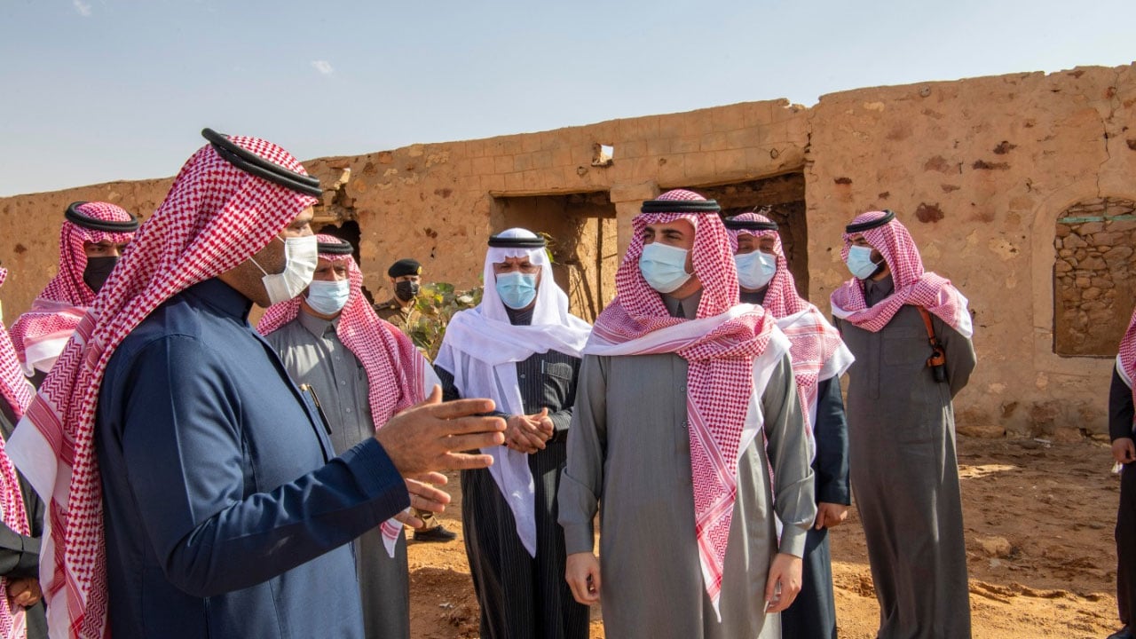 أمير الجوف يزور أقدم موقع أثري بالمملكة