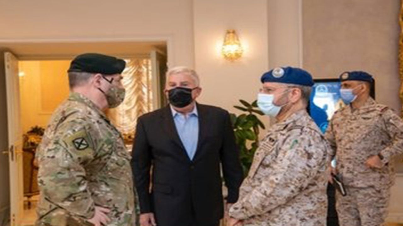 رئيس «الأركان» يبحث مع نظيره الأمريكي ضمان أمن وسلامة المنطقة