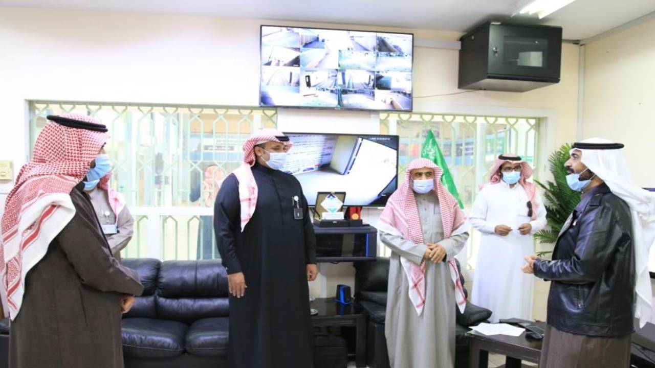 مدير عام التعليم بحائل يزور عددًا من المدارس لمتابعة سير الاختبارات