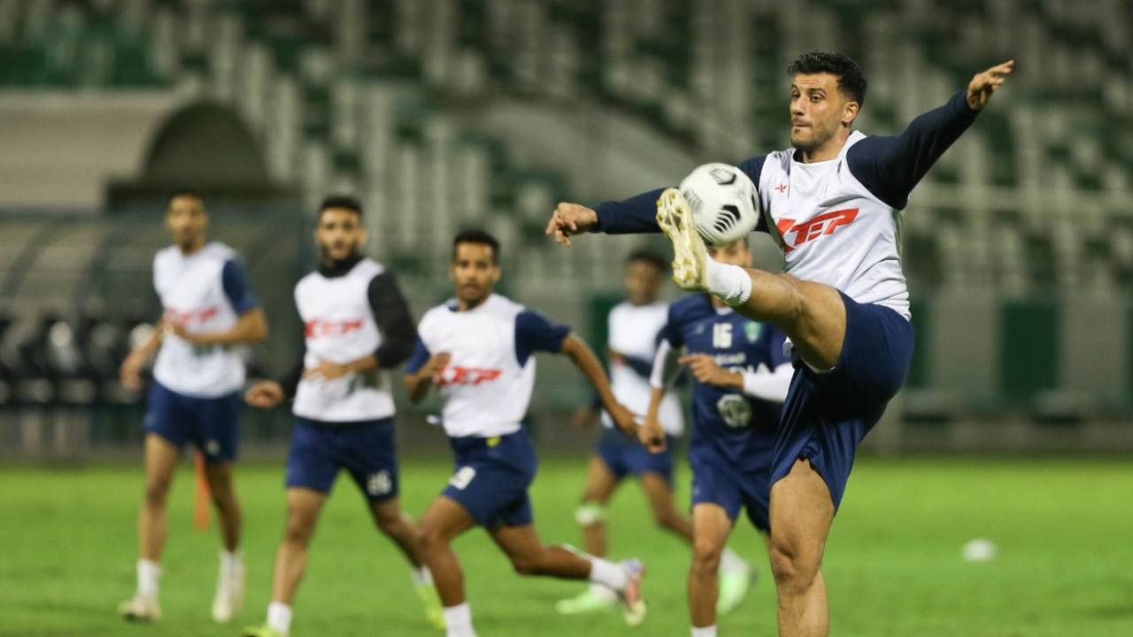 السومة يقود هجوم الأهلي.. والفتح يُجرى تعديلًا طفيفًا على كتيبة الكأس