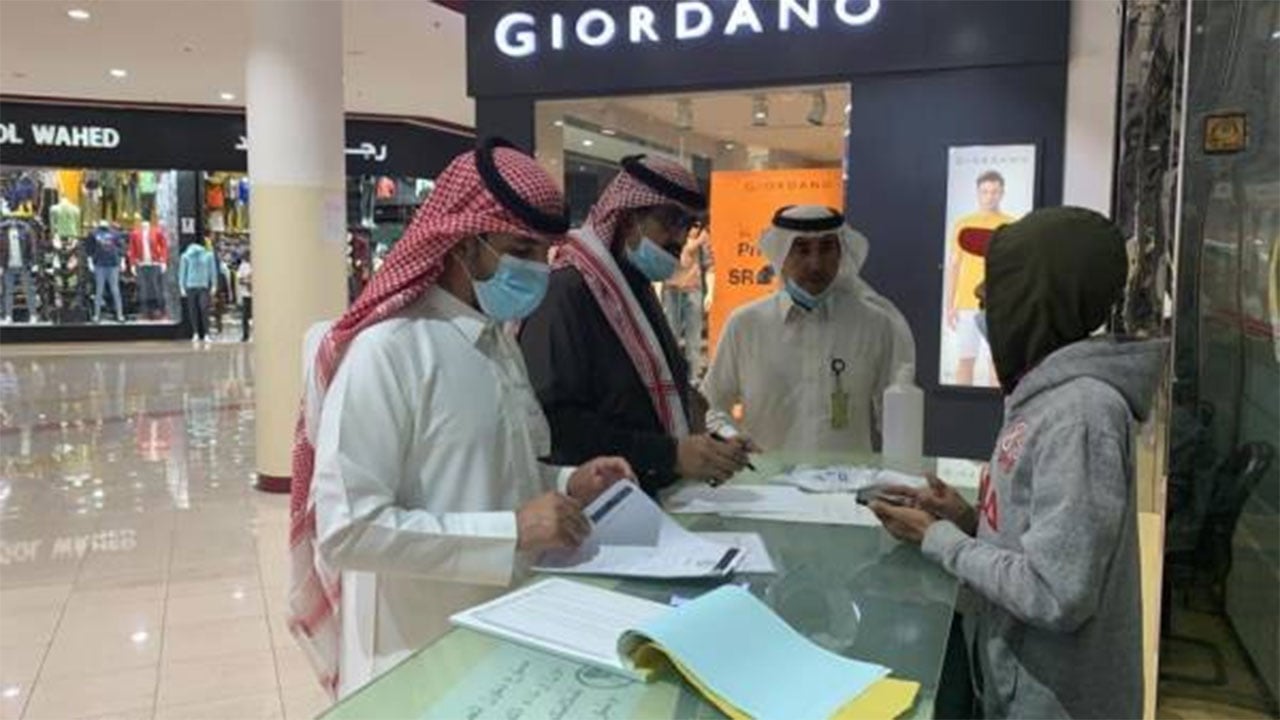 الموارد البشرية بالرياض تحرّر 2800 مخالفة وإنذار للمنشآت التجارية بالرياض