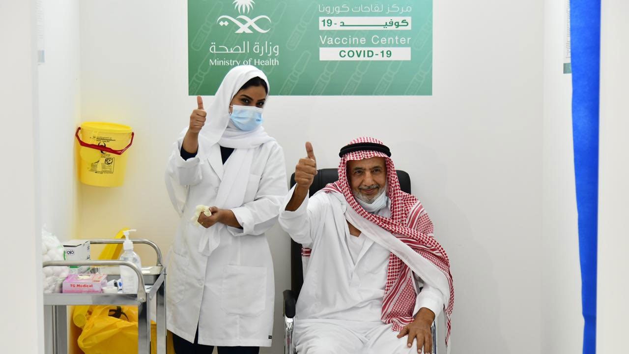 بالصور.. مواطن ستيني يتلقى أول لقاح كورونا في جدة