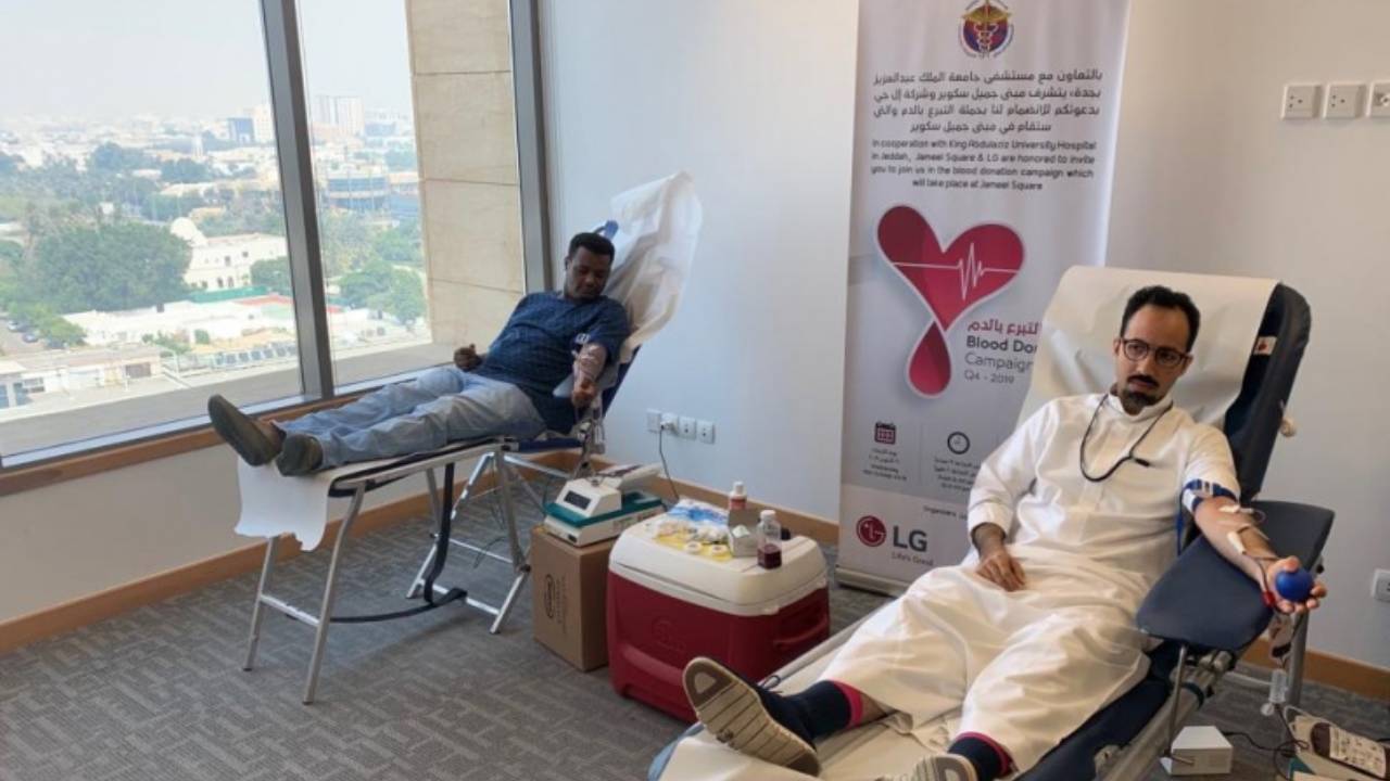 منح 10 مواطنين و3 مقيمين ميدالية الاستحقاق من الدرجة الثانية
