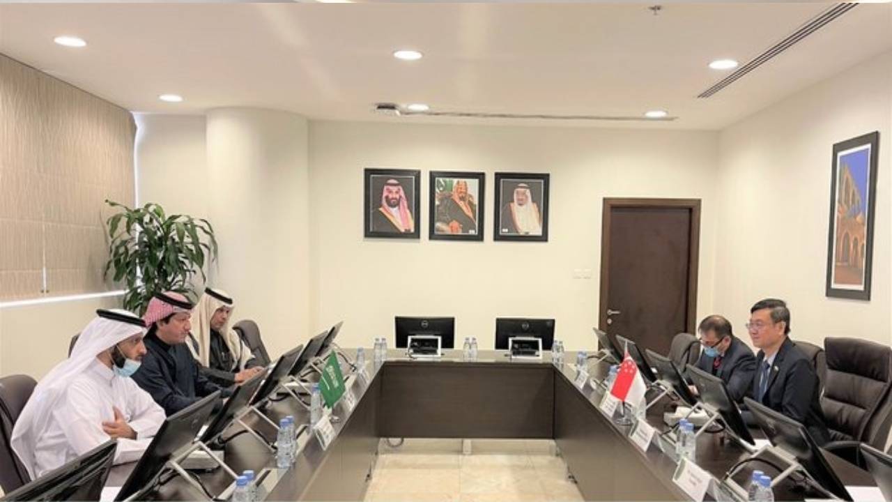 رئيس «نزاهة» يبحث مع سفير سنغافورة التعاون في مكافحة الفساد