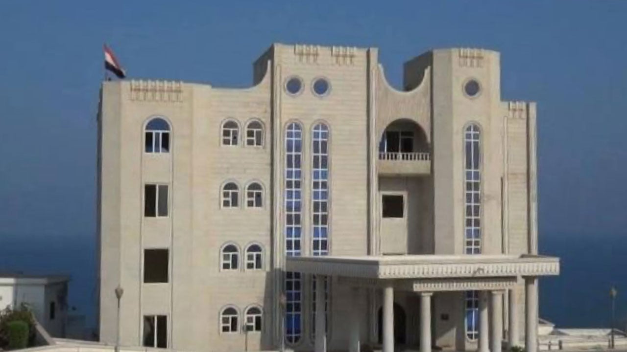 انفجار مطار عدن.. نقل حكومة اليمن إلى قصر «المعاشيق»