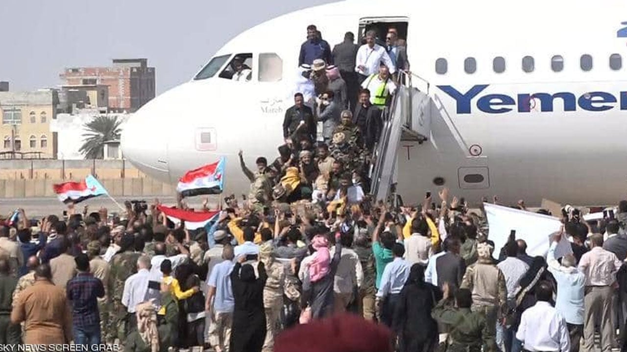 فيديو يوثق تعرض مطار عدن لـ3 انفجارات في دقيقتين