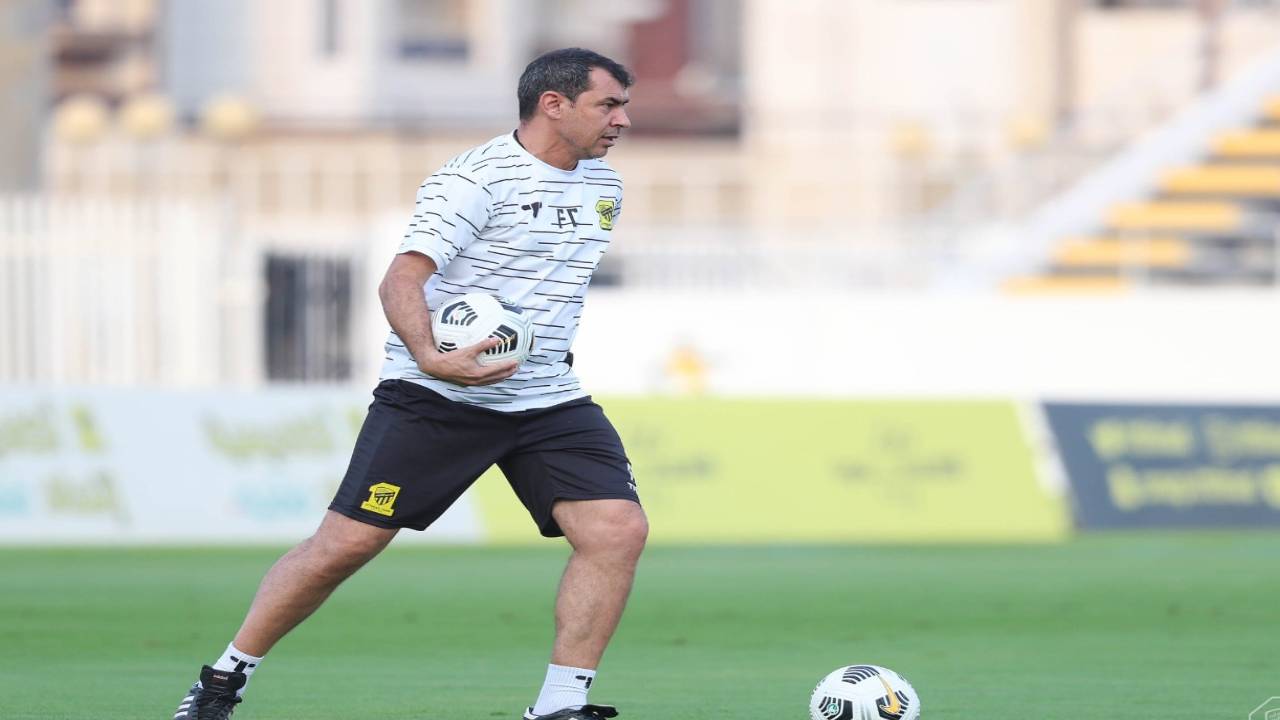 مدرب الاتحاد يُبارك الختام «العظيم» لعام 2020.. ويتوعد الشباب