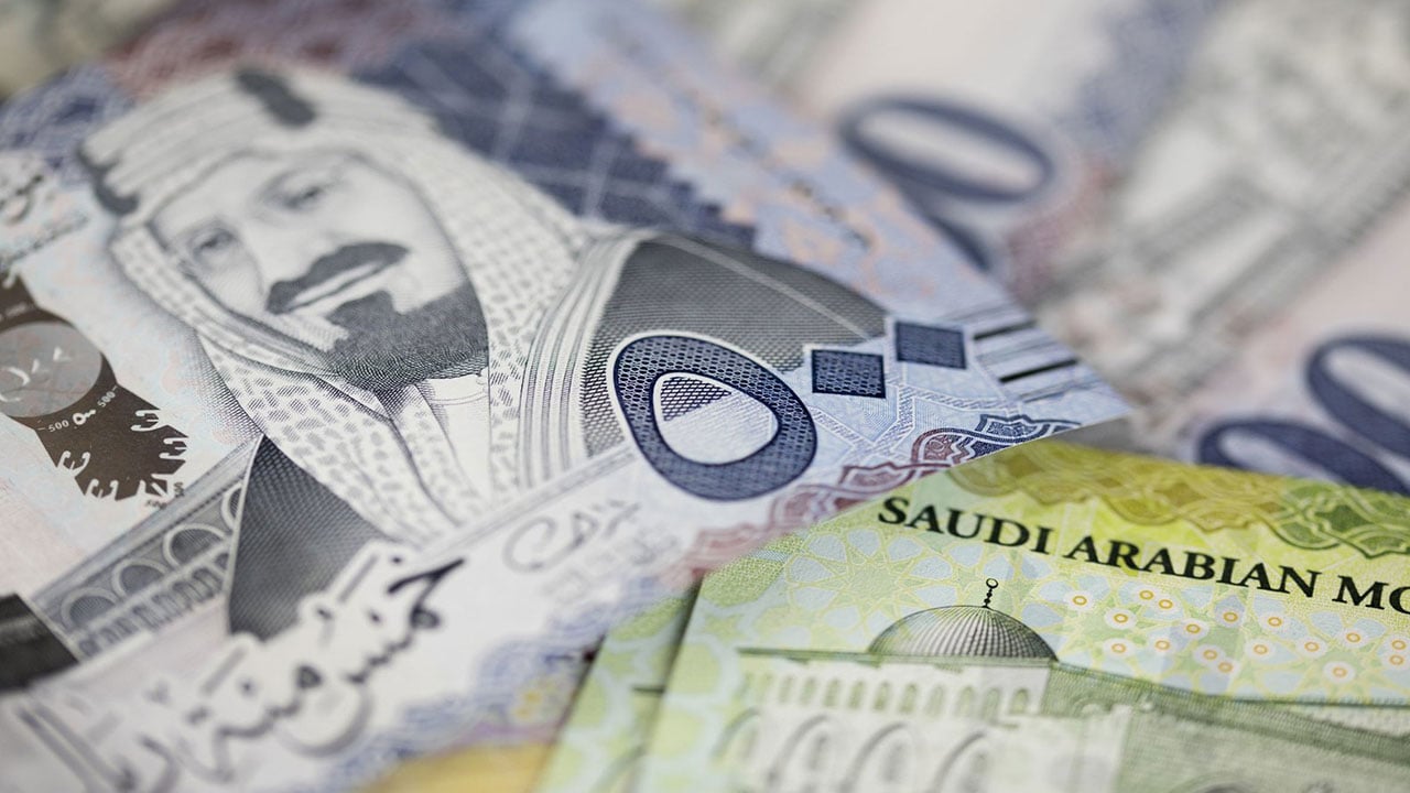 بسبب رجل أعمال.. إيقاف موظف بمحكمة التنفيذ وآخر بالزكاة والدخل