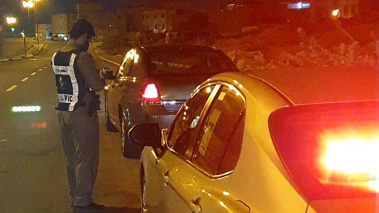 قائد مركبة يوثِّق مخالفته بالطائف.. و«المرور» يتدخل