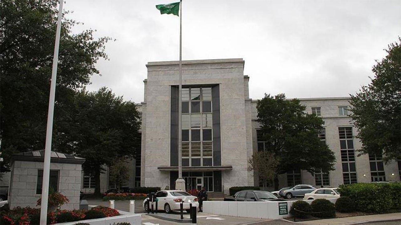 السفارة السعودية في واشنطن تهيب بالمواطنين الابتعاد عن أماكن التجمعات والتظاهرات