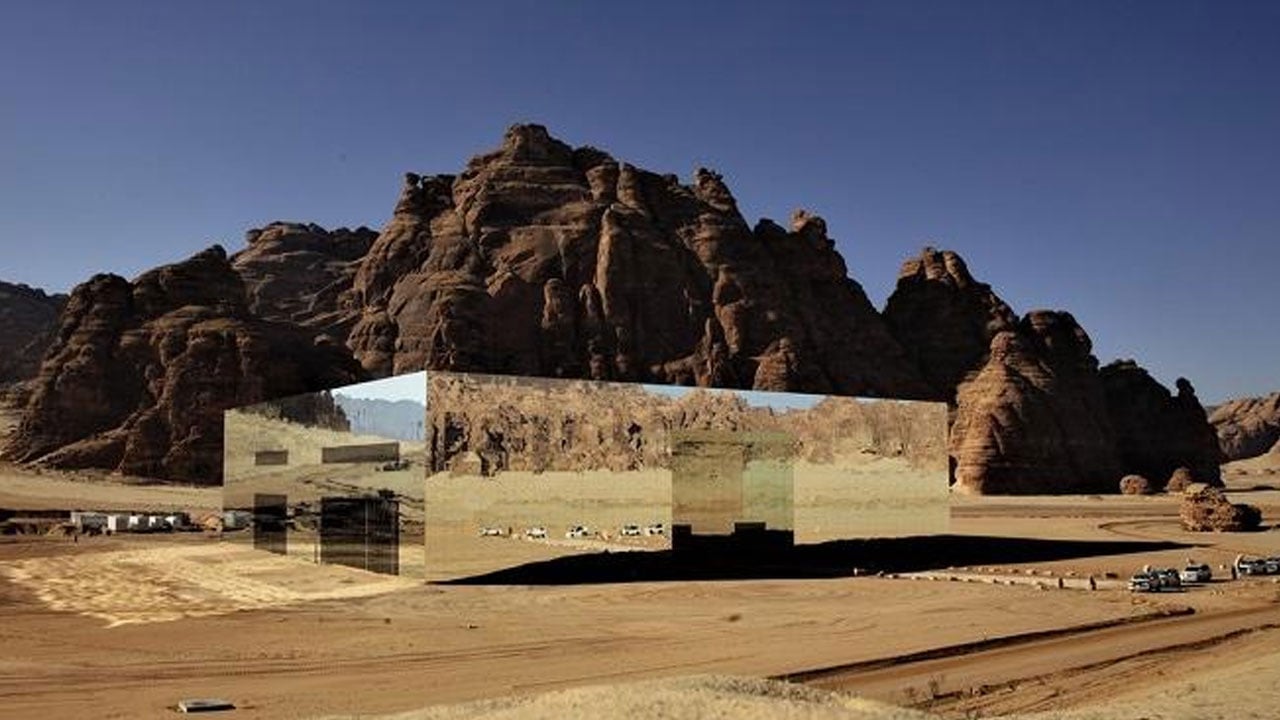 قاعة «مرايا»..  لؤلؤة العلا المعمارية وتحفتها الاستثنائية