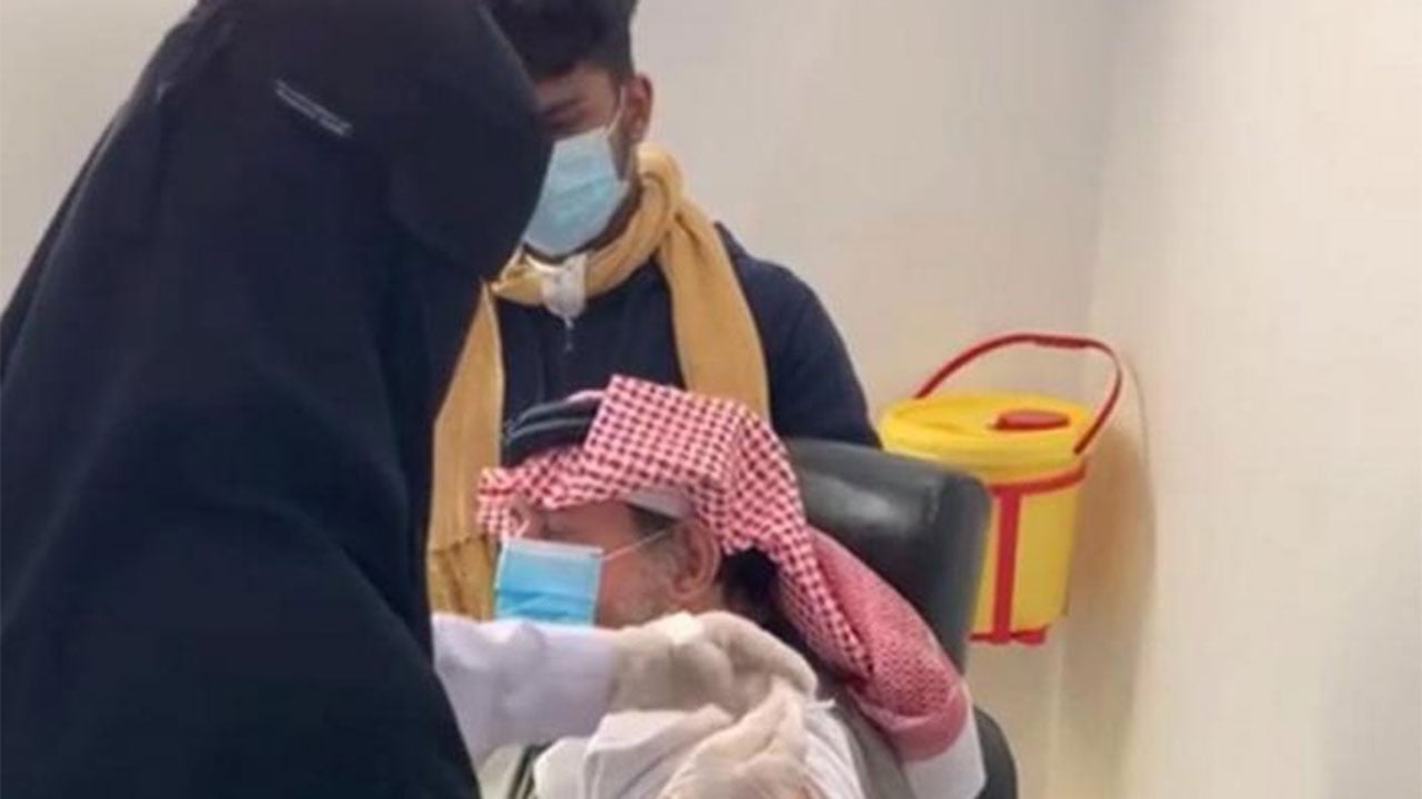 مسنّو الرعاية الاجتماعية بالرياض يتلقون الجرعة الأولى من لقاح كورونا