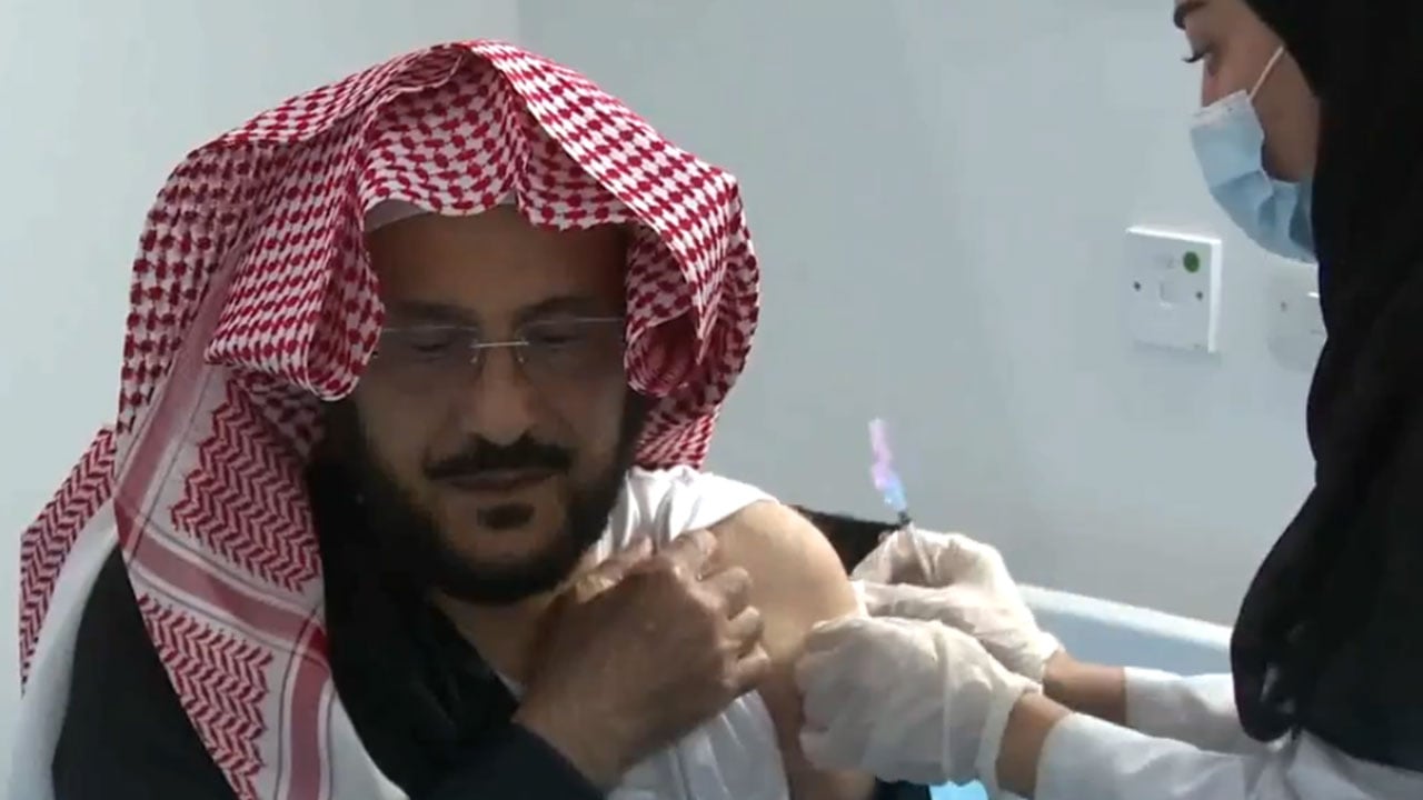 فيديو يوثق تلقي وزير الشؤون الإسلامية الجرعة الأولى من لقاح فيروس كورونا