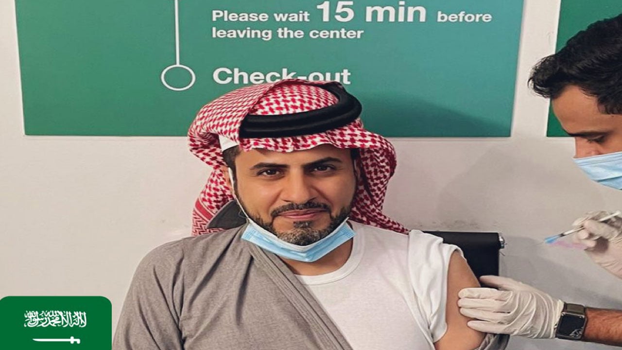 محافظ الجمارك بعد تلقيه أولى جرعات لقاح كورونا: «تنظيم احترافي»