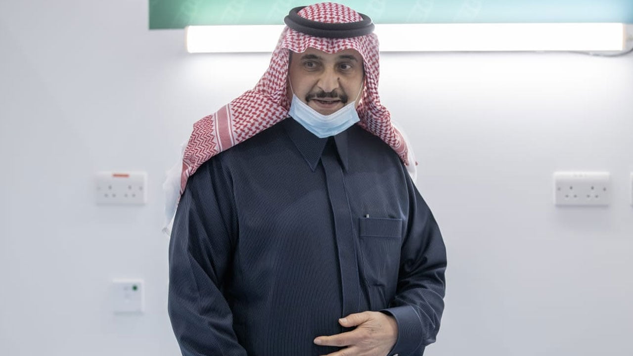 بالصور.. الأمير محمد بن فهد يتلقى لقاح كورونا: المملكة أبهرت العالم