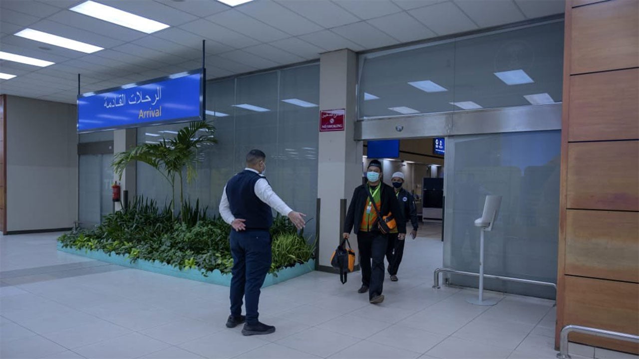 بالصور.. وصول أفواج معتمرين من إندونيسيا إلى جدة بعد استئناف الرحلات الدولية