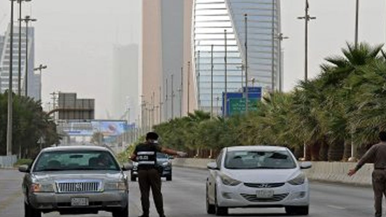 المرور: تطبيق مخالفة تجاوز مسارات الطرق غدًا في 4 مناطق