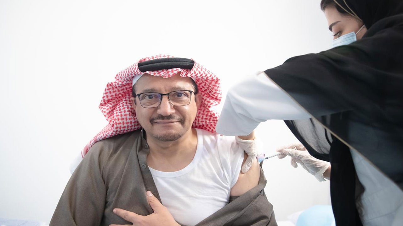 بالصور.. وزير التعليم ومسؤولو الوزارة والجامعات يتلقون أولى جرعات لقاح كورونا