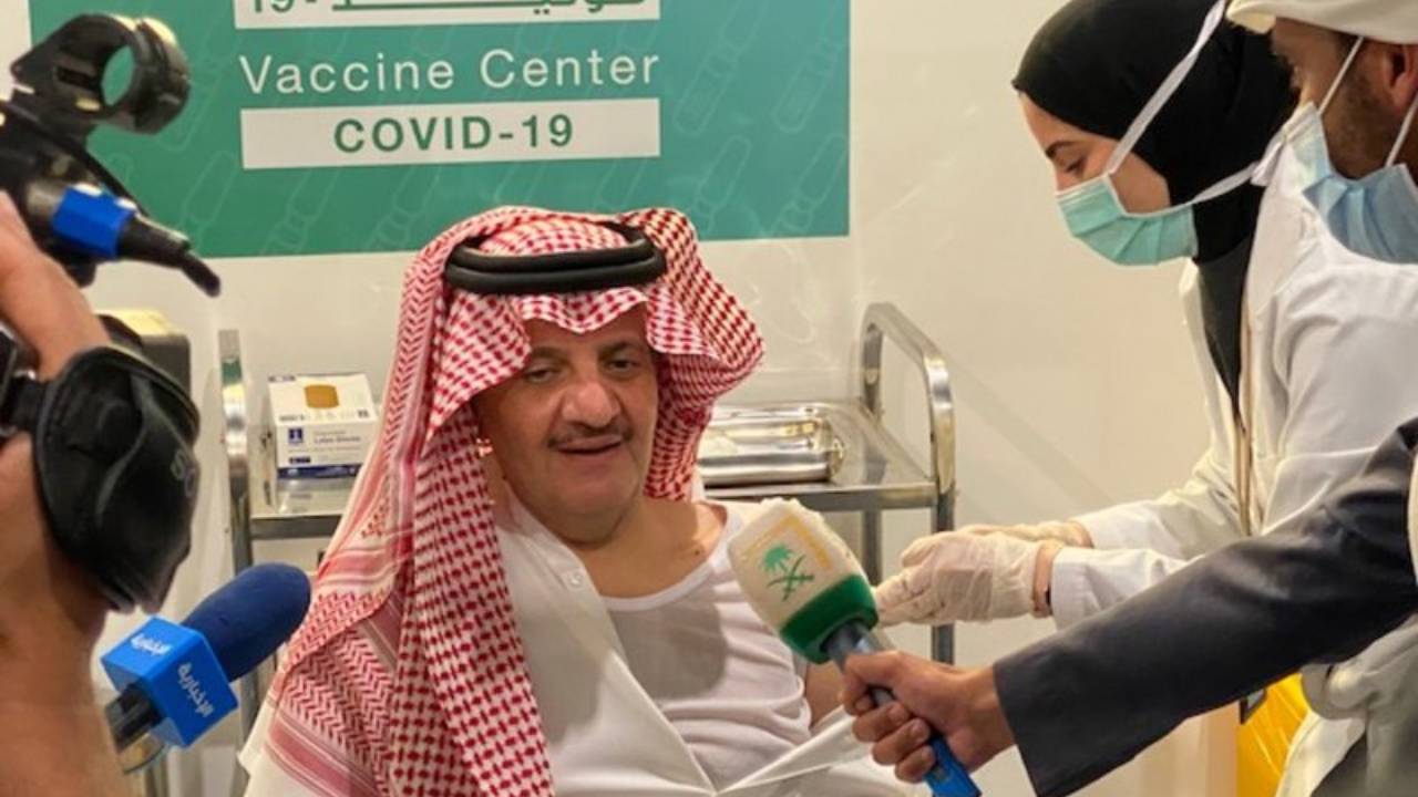 فيديو.. أمير المنطقة الشرقية يتلقى الجرعة الثانية من لقاح كورونا