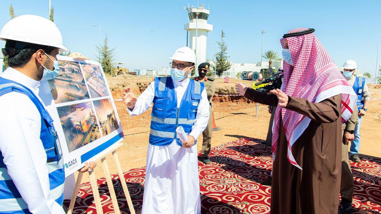 أمير الباحة يتفقّد مطار الملك سعود في العقيق: يستوعب 4 ملايين مسافر سنويًا