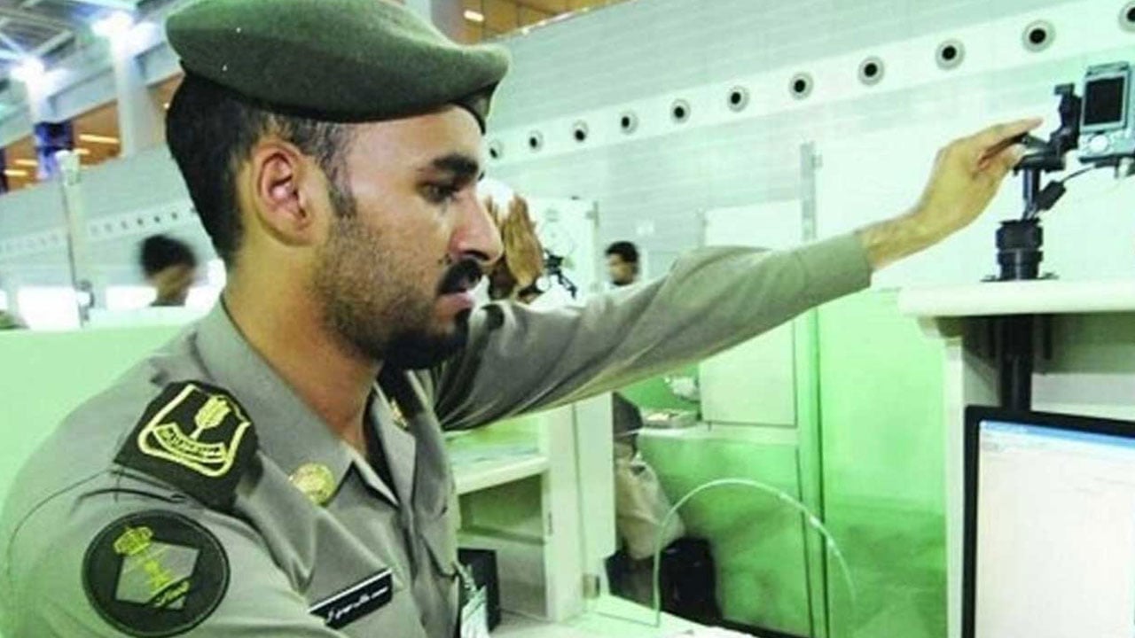 الجوازات: تحصيل المقابل المالي ورسوم استخراج رخصة العمل والإقامة على دفعات