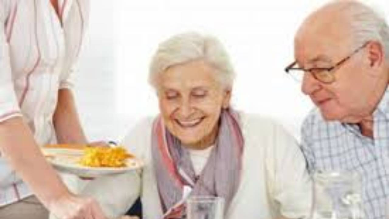خبراء يقدمون نظامًا غذائيًّا لوقاية كبار السن من الأمراض والسكتة الدماغية