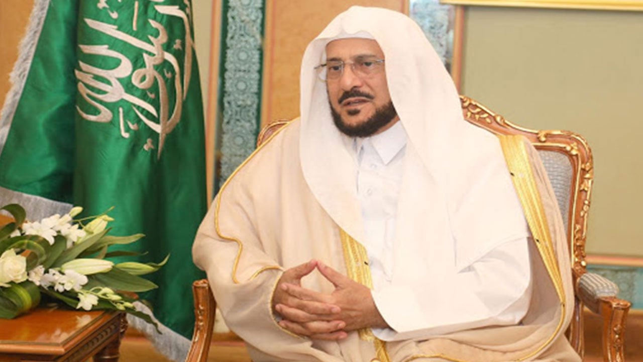 وزير «الشؤون الإسلامية» يوجه بتذكير المصلين بالإجراءات الوقائية: التفريط خطر