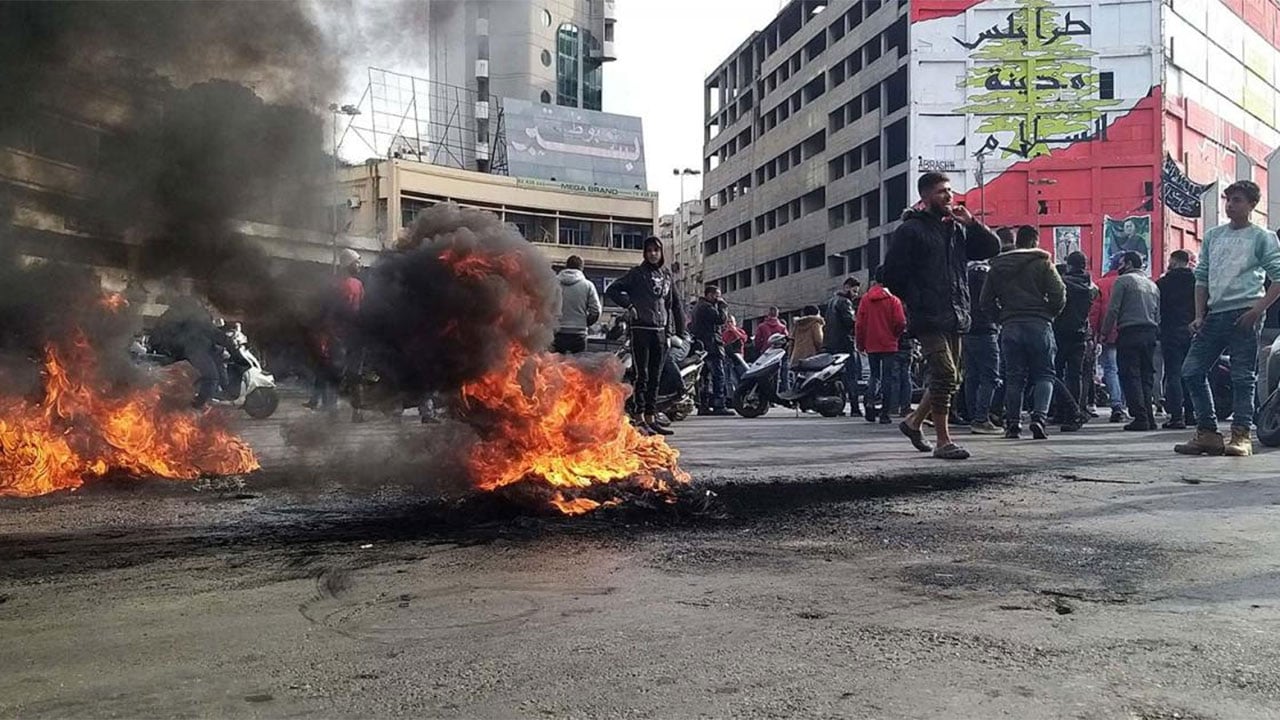 الهدوء الخادع.. تجدد المواجهات بين المتظاهرين وقوات الأمن في طرابلس اللبنانية