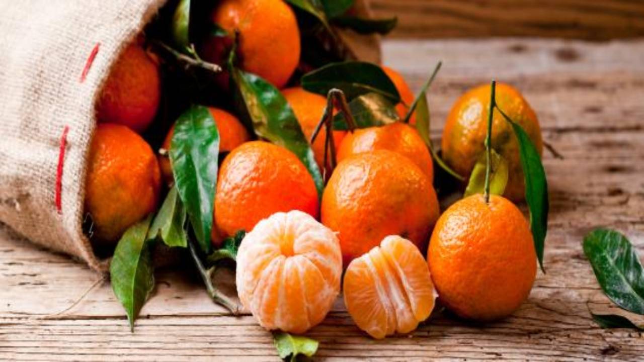 يعزز صحة الكبد ويمنح البشرة الحيوية.. «اليوسفي» مفتاح الصحة والجمال