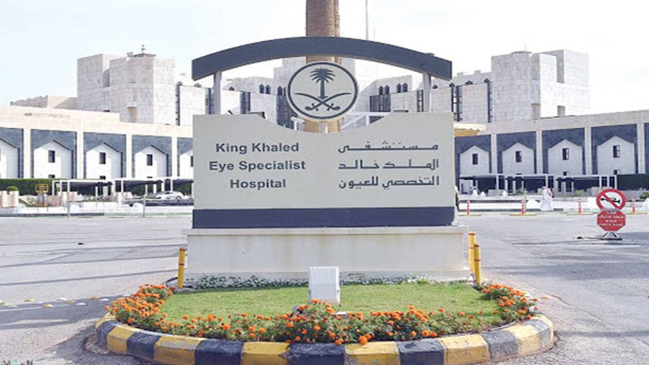 استخدام ضار لمستحضرات التجميل بالعين.. يسد الغدد الدهنية بالجفن