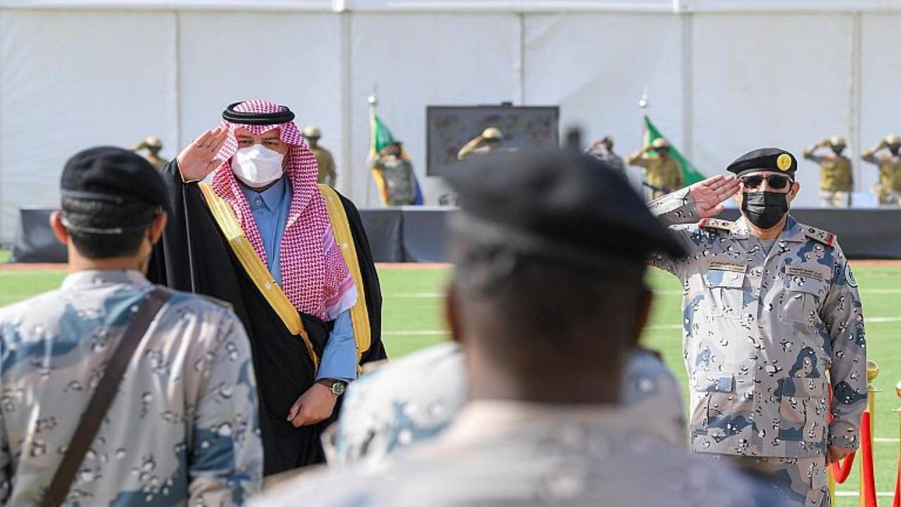 بالصور.. أمير الشمالية يتفقد تجهيزات قوات حرس الحدود بـ«العويقيلة»
