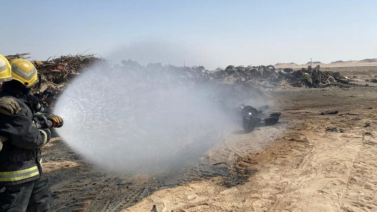 بالصور.. «مدني الأحساء» يباشر حريقًا  في أرض فضاء على طريق «الرياض–الأحساء»