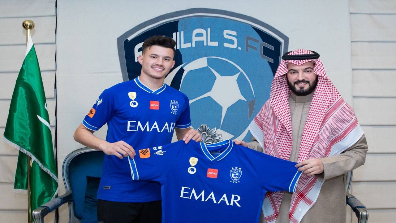 الحمدان يخوض مباراته الأخيرة مع الشباب قبل ارتداء قميص الهلال
