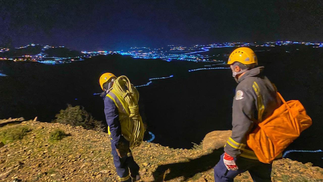 إنقاذ مواطنَيْن علقا في إحدى المناطق الجبلية الوعرة بمنطقة الباحة