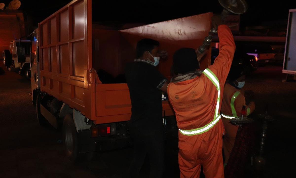 بالصور.. ضبط عمالة بالطائف استغلت صالون حلاقة واجهة لتقديم الشيشة والمعسل