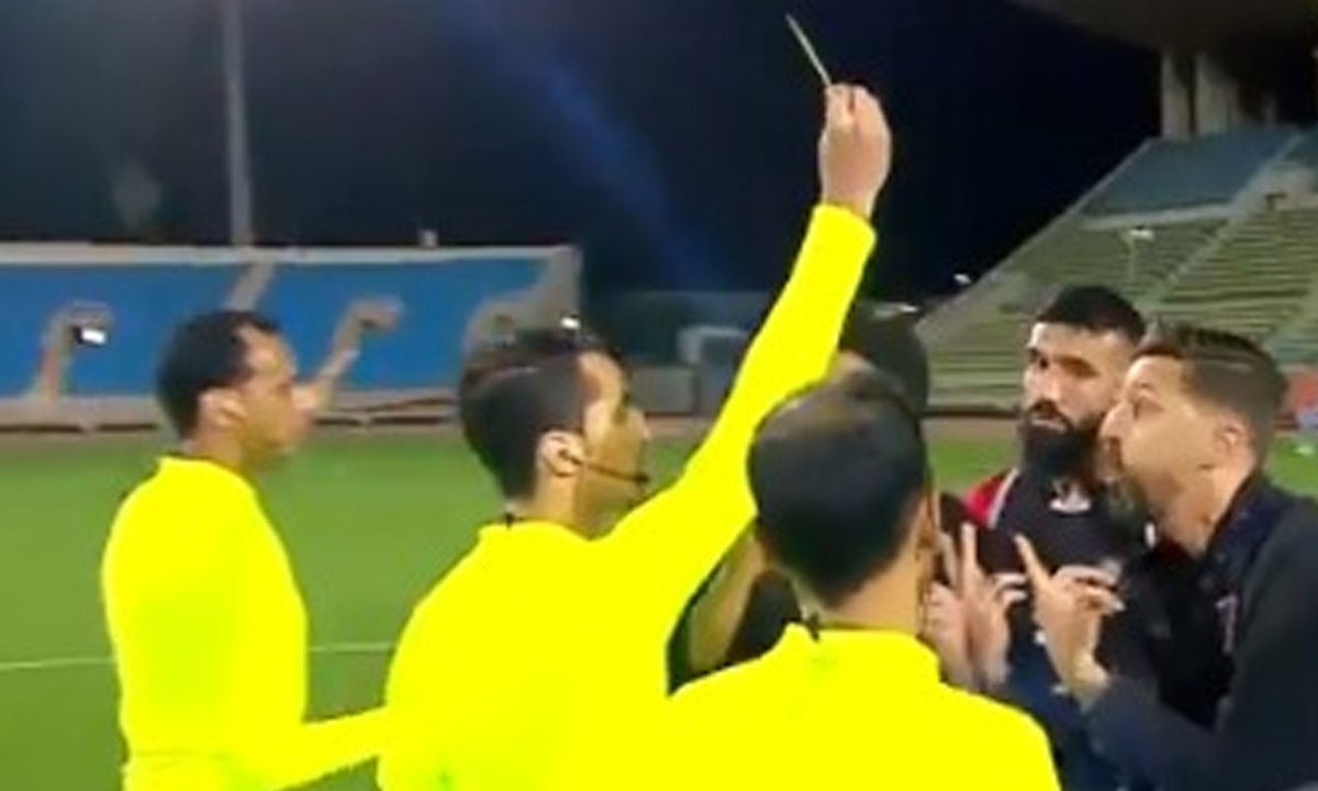 مدرب الرائد: قفازات لاعب الباطن سبب حصولي على البطاقة الصفراء