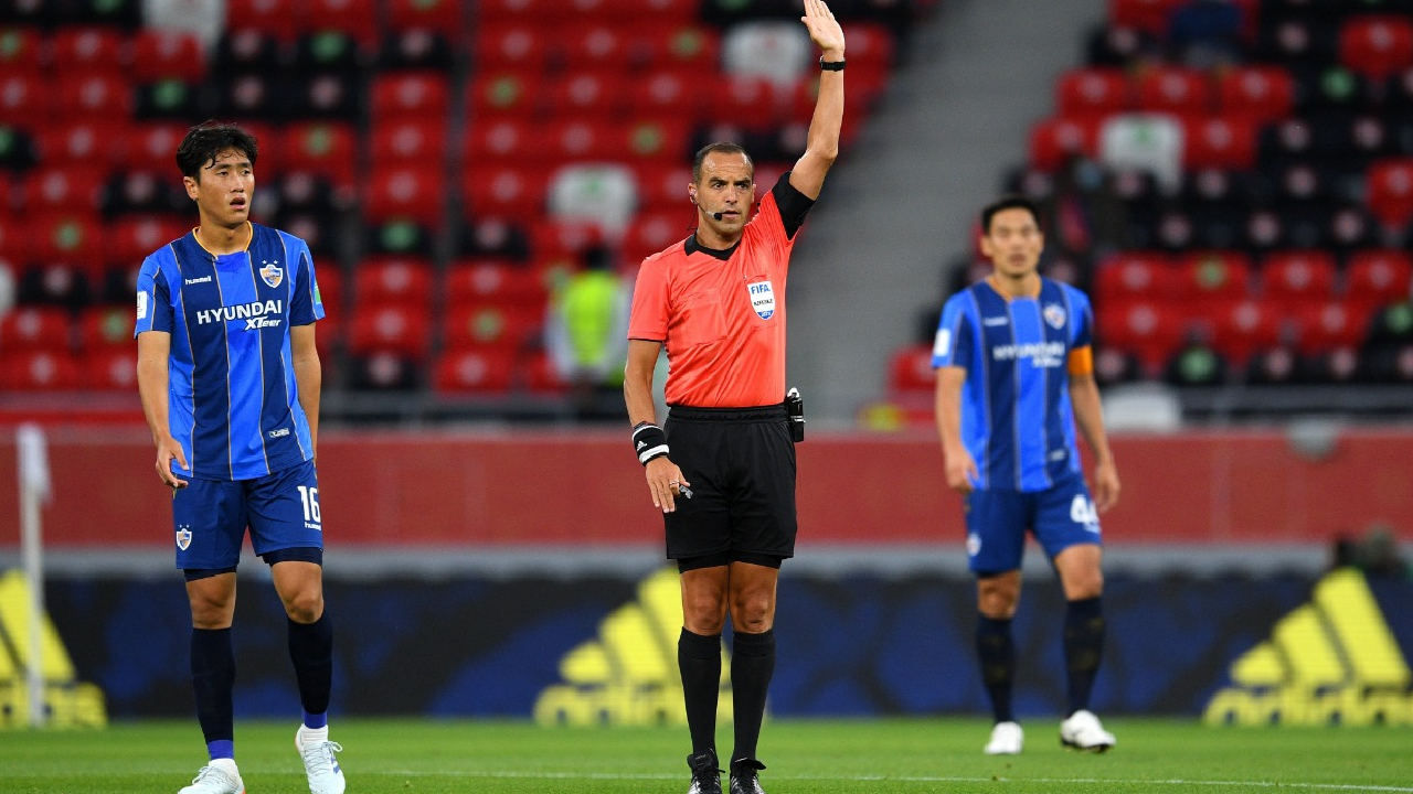 حكم «ديربي» النصر والهلال يصل الرياض