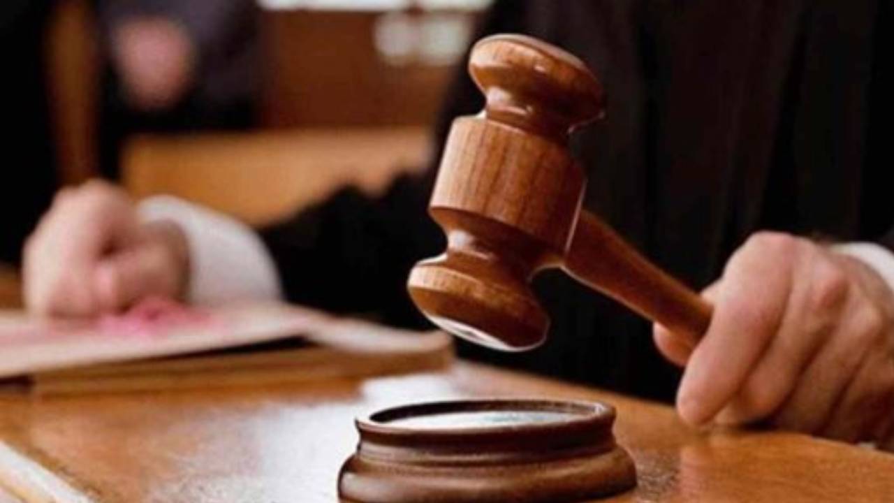 حكم قضائي بسجن مؤرخ ركز على جرائم جوزيف ستالين