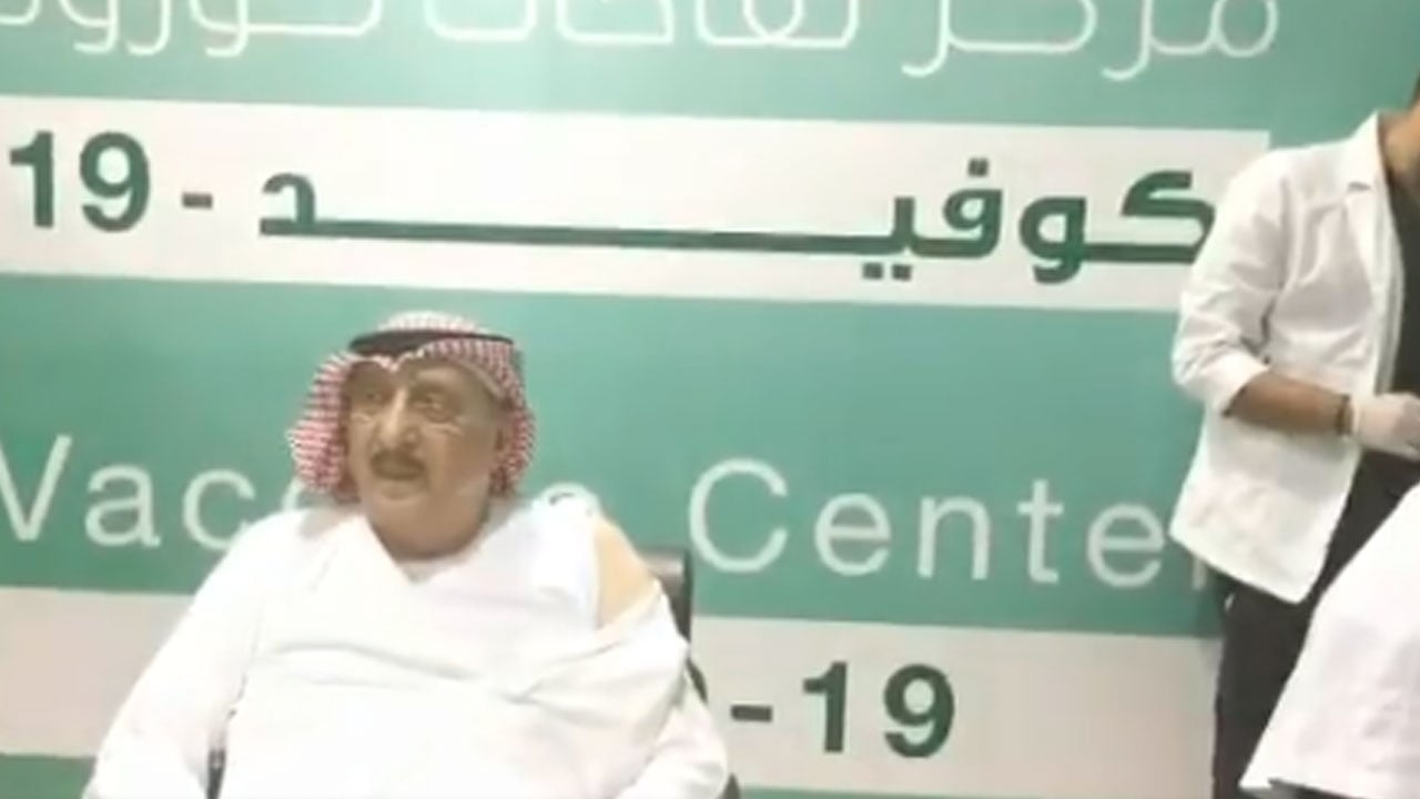 بالفيديو.. أمير جازان يتلقى جرعة لقاح كورونا.. ونائبه يشيد بالتجهيزات الطبية