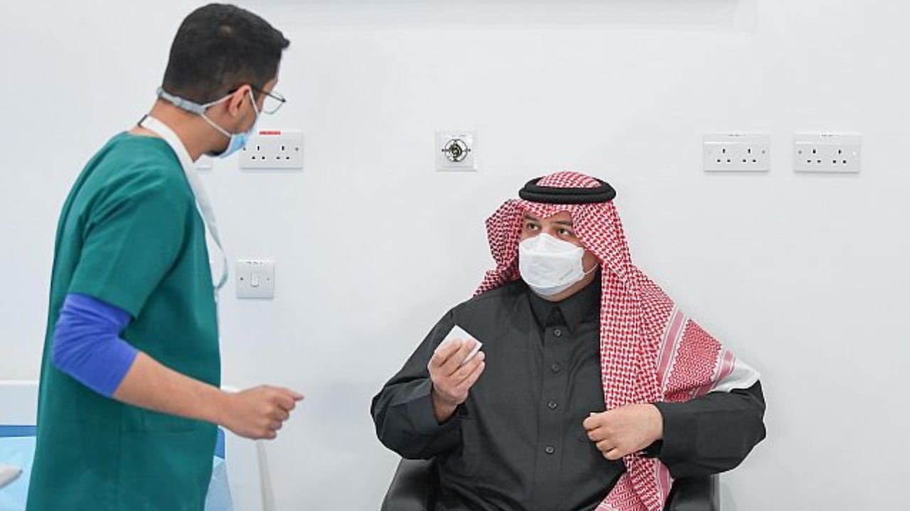أمير الحدود الشمالية يتلقى الجرعة الأولى من لقاح كورونا