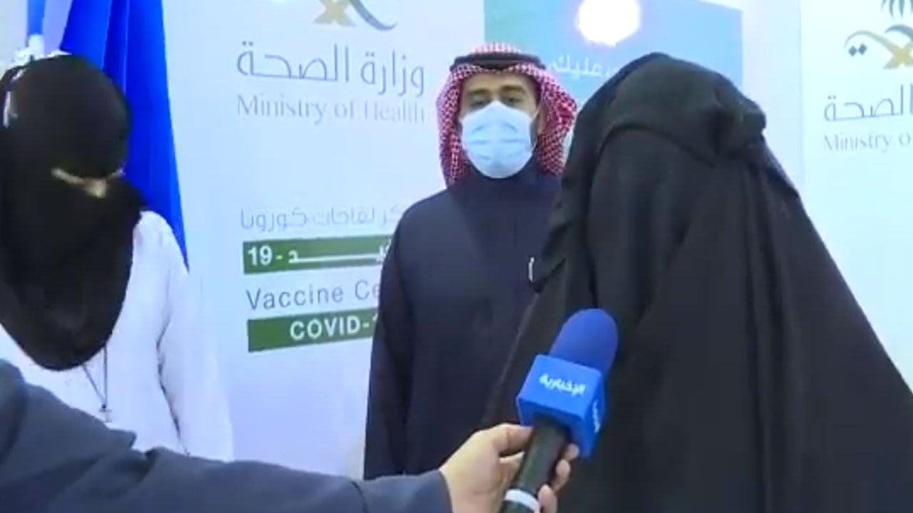 بالفيديو.. أول مواطنة تتلقى لقاح كورونا في الجوف تبوح بانطباعاتها عن «مضاد الفيروس»