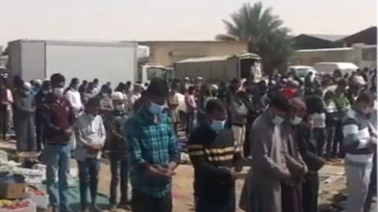 بالفيديو.. ازدحام شديد في مسجد وسوق بحفر الباطن