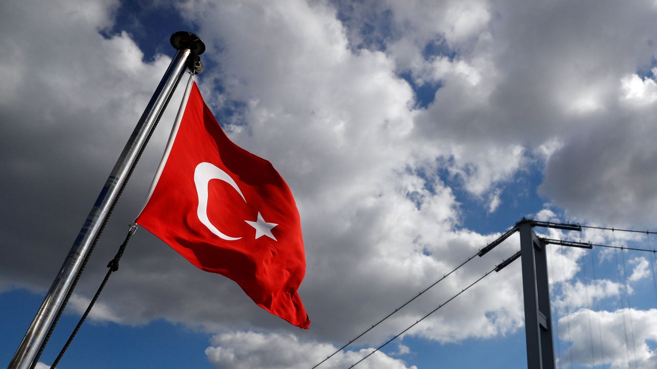 بالفيديو.. سيدة تركية تقفز من الطابق الثالث للتخلص من «عذاب» زوجها المدمن