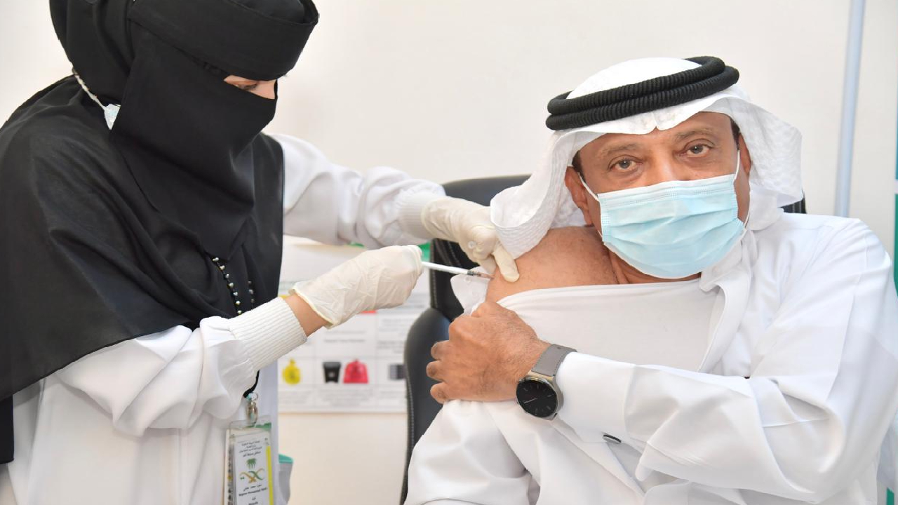 بالصور.. محافظ صامطة يفتتح مركز لقاحات كورونا بالمستشفى العام