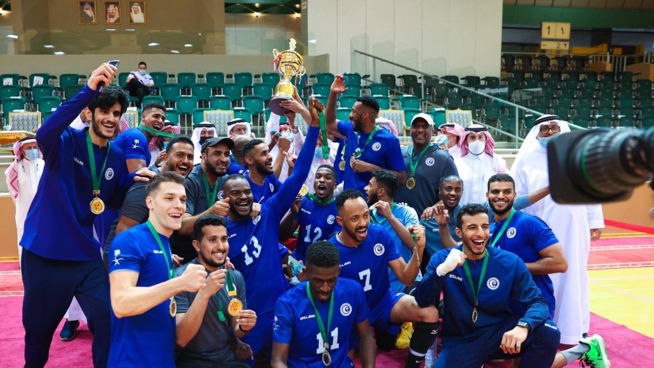 «موسم اللا هزيمة».. الهلال يتسلم كأس الدوري الممتاز لكرة الطائرة